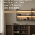 Un showroom moderne avec un design élégant, conçu pour des professionnels de l'hôtellerie.