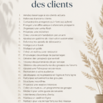 Femme entrepreneur souriante examinant des éléments marketing pour attirer des clients.