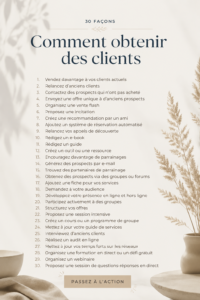 Femme entrepreneur souriante examinant des éléments marketing pour attirer des clients.