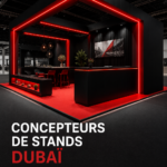 Un stand d'exposition stylisé à Dubaï, avec un design moderne et attractif.