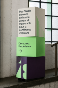 Décor coloré et accueillant de Play Studio à la conférence OpenAI