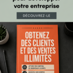 Femme d'affaires souriante grâce à l'augmentation de sa clientèle.