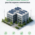 Un bureau moderne avec des panneaux solaires sur le toit, symbole d'énergie renouvelable.