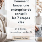 Femme consultant examiné son plan d'affaires dans un café, prête à créer son entreprise