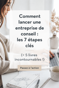 Femme consultant examiné son plan d'affaires dans un café, prête à créer son entreprise