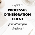 Une femme exécute un processus d'onboarding avec des clients et sourit, illustrant l'accueil chaleureux logiciel.