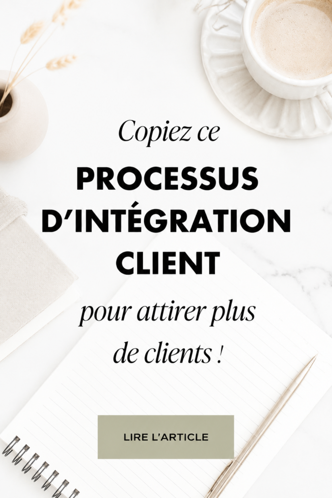 Une femme exécute un processus d'onboarding avec des clients et sourit, illustrant l'accueil chaleureux logiciel.