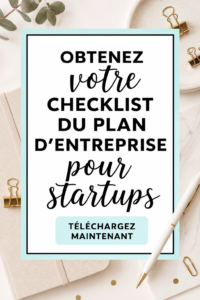 Femme d'affaires rédigeant un plan avec une checklist