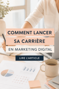 Femme travaillant sur un ordinateur à un bureau, explorant une carrière en marketing digital.