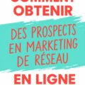 Image représentant une femme discutant de marketing de réseau en ligne avec un ordinateur