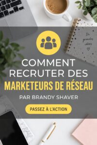 Une femme d'affaires souriante en train de recruter des marketeurs réseau pour son entreprise.