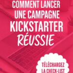 Femme travaillant sur un ordinateur pour planifier une campagne Kickstarter