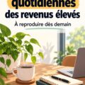Femme d'affaires souriante regardant son ordinateur, symbolisant le succès financier via de bonnes habitudes