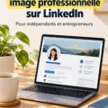 Femme d'affaires travaillant sur son profil LinkedIn avec une ambiance chaleureuse.