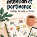 Femme d'affaires concentrée, rédigeant des publications marketing stratégiques